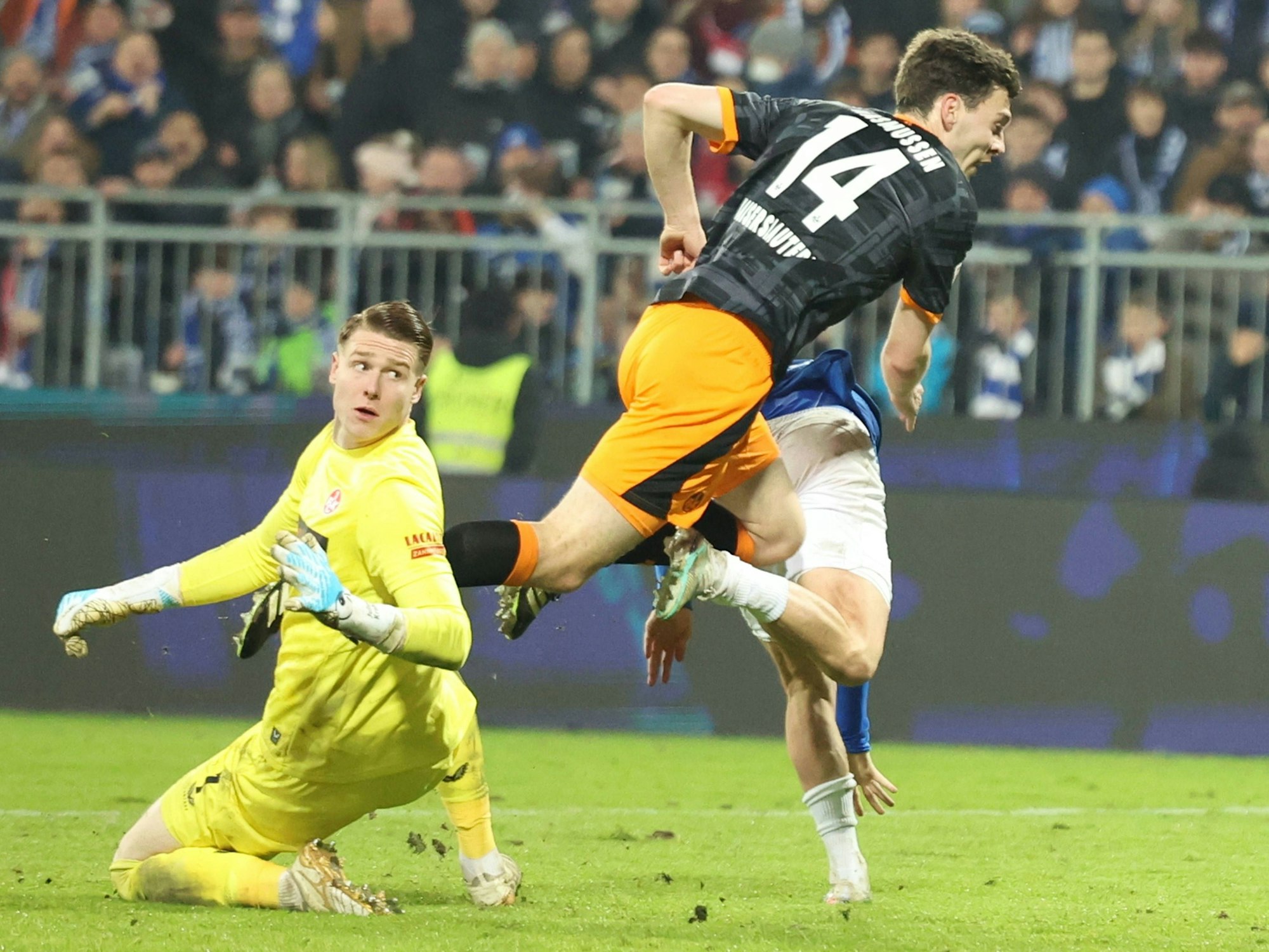 Torwart Julian Krahl (l.) kann dem Abschluss von Luca Marseiler nur hinterher schauen.