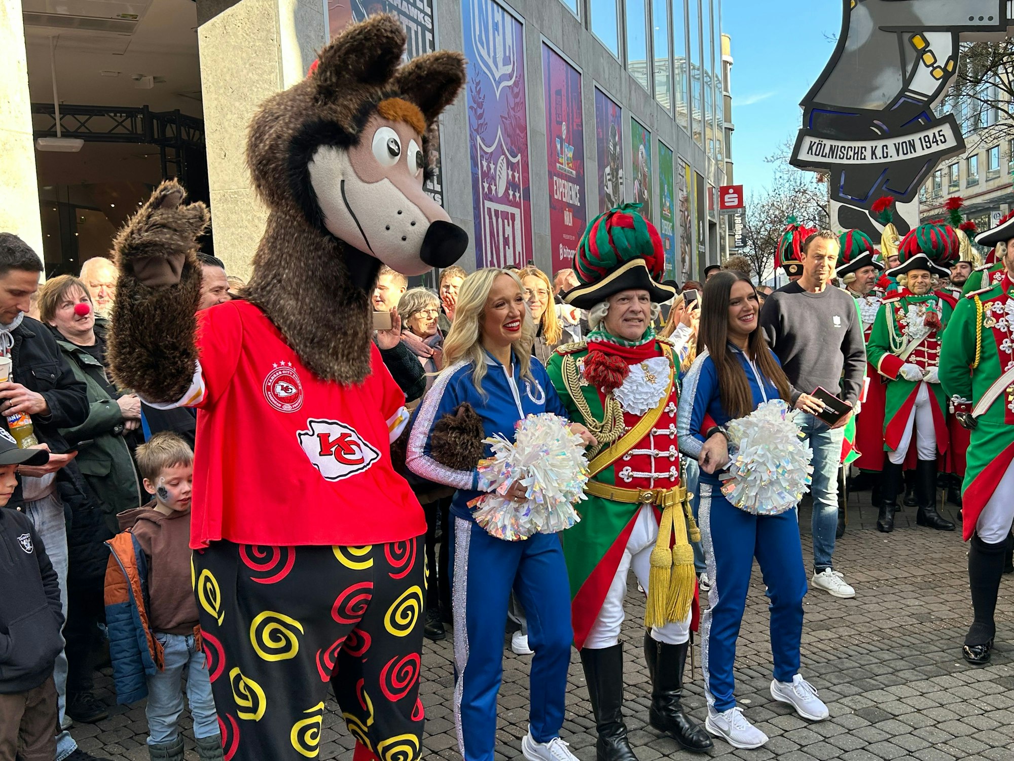 Michael Klaas und die Football-Cheerleader schunkeln.