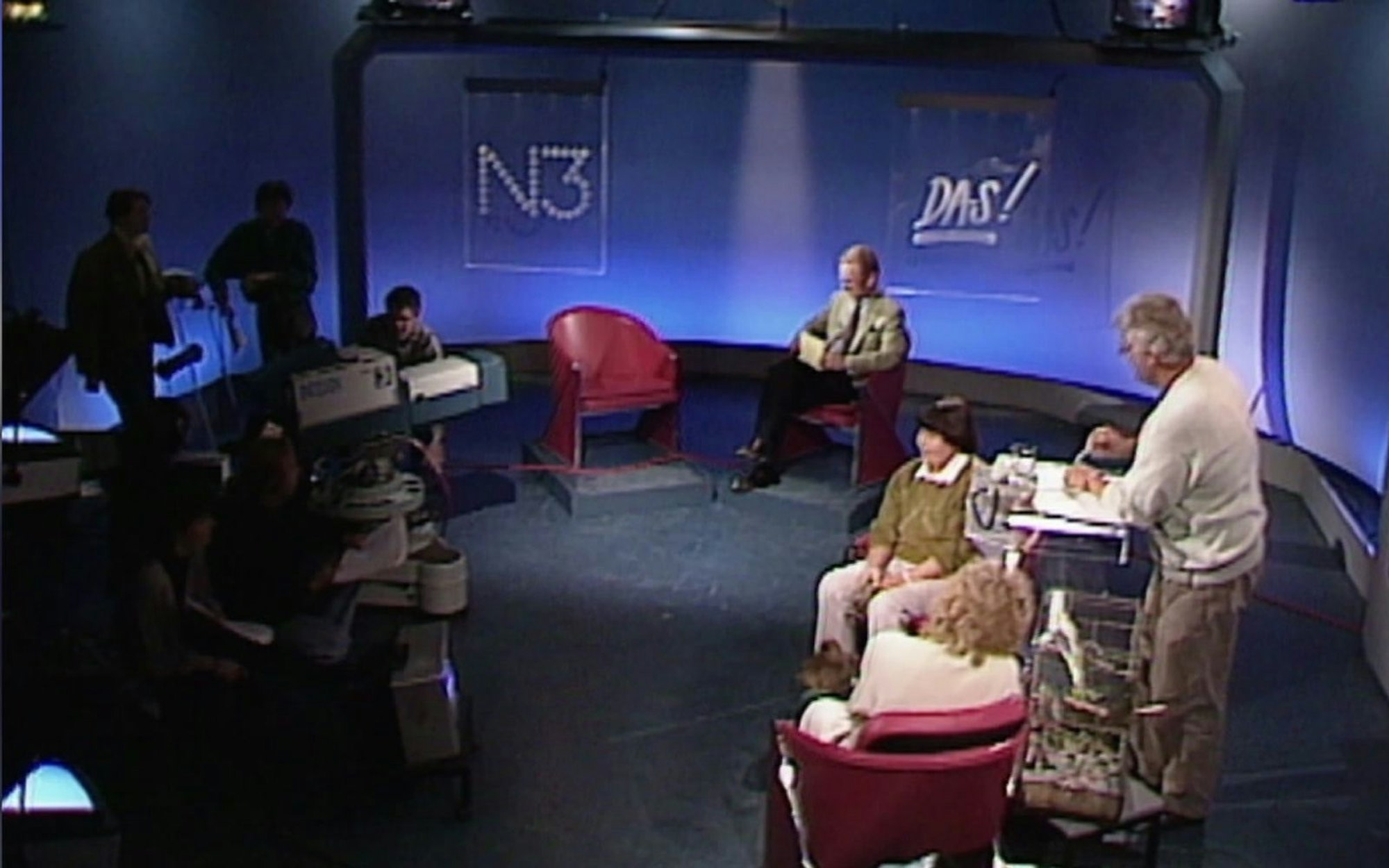 In den frühen Jahren musste das NDR-Studio noch ohne das später titelgebende rote Sofa auskommen. Das Format hieß einfach nur „Das!“. (Bild: NDR)