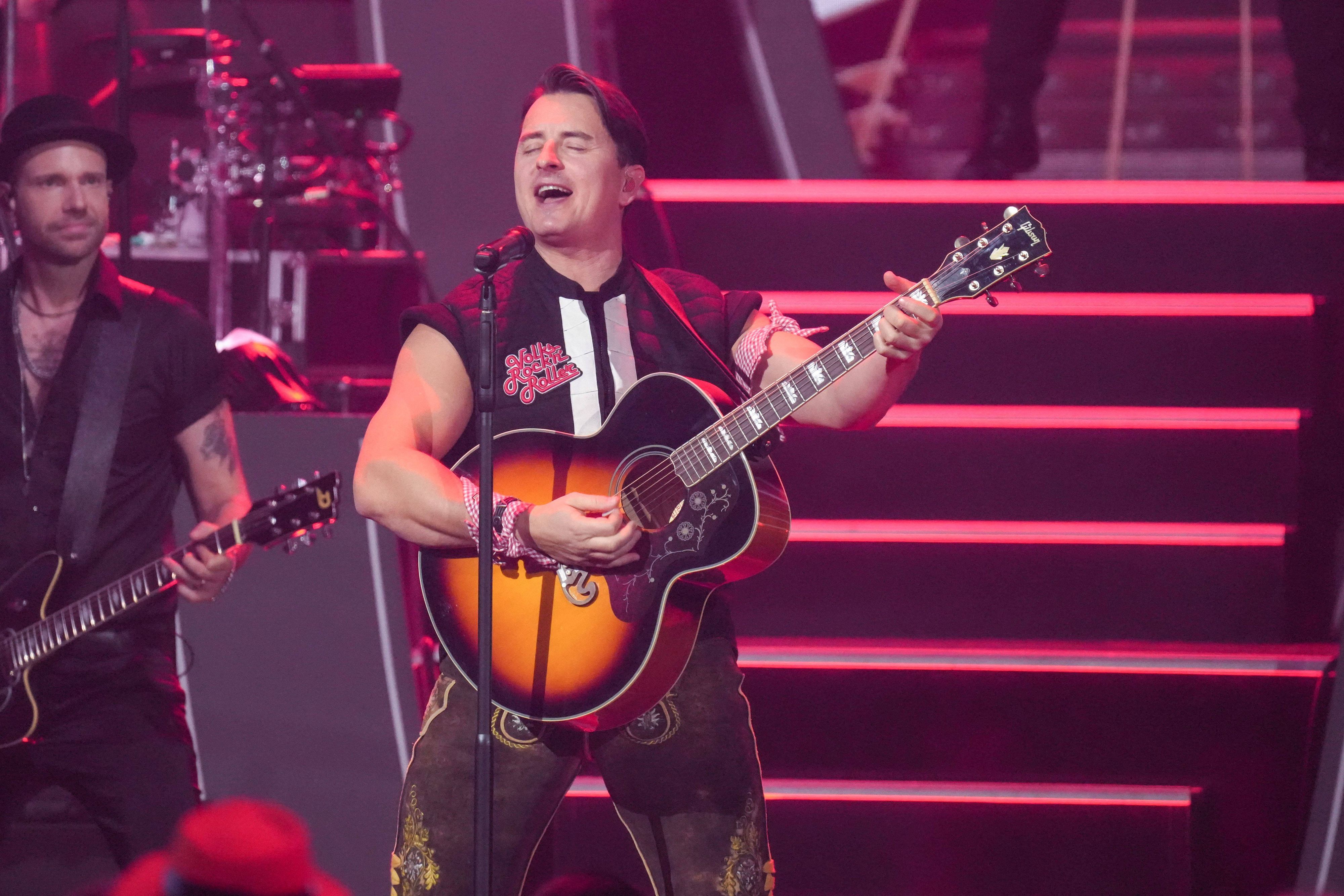 Sänger Andreas Gabalier singt und spielt Gitarre