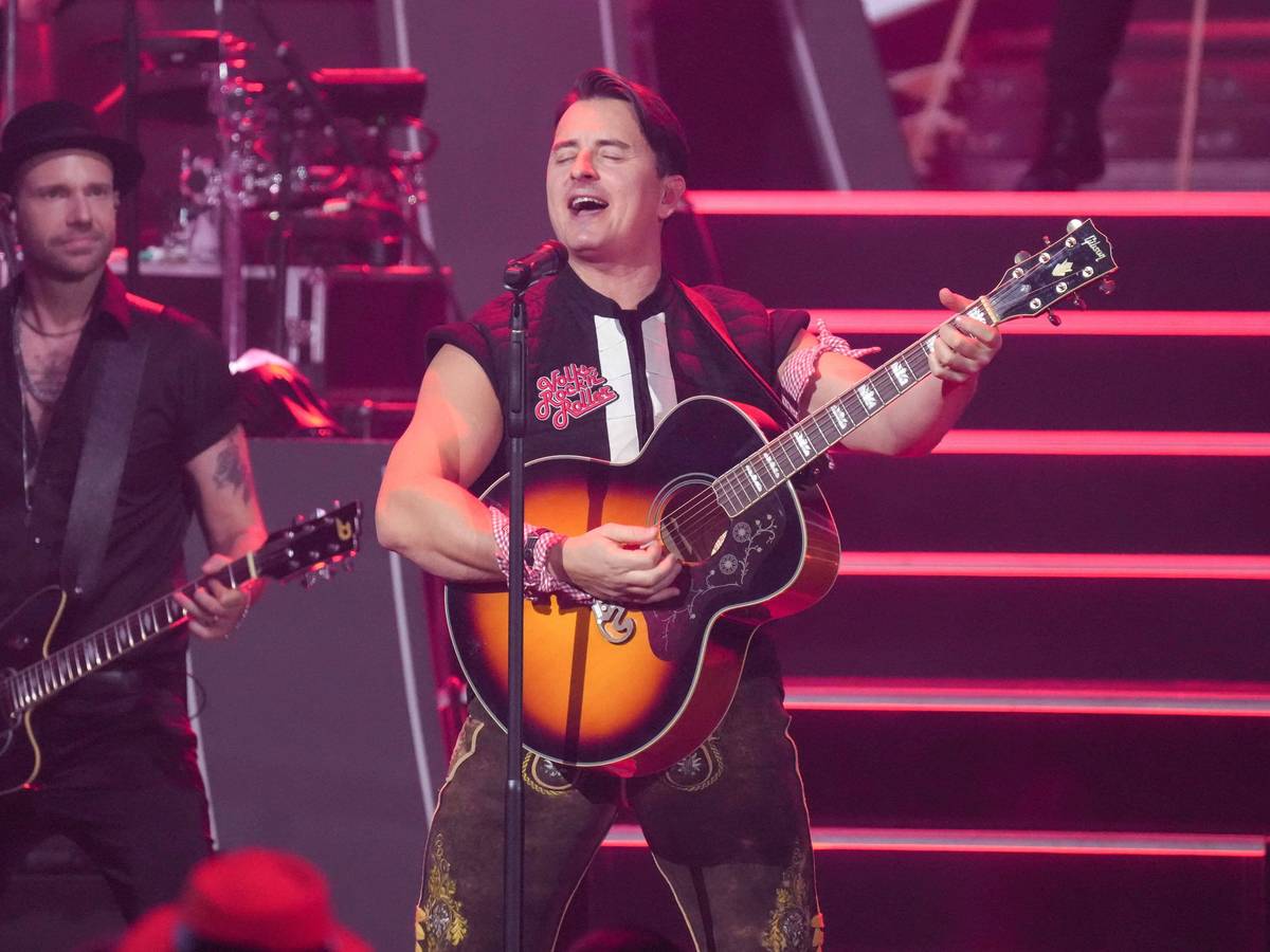 Sänger Andreas Gabalier singt und spielt Gitarre