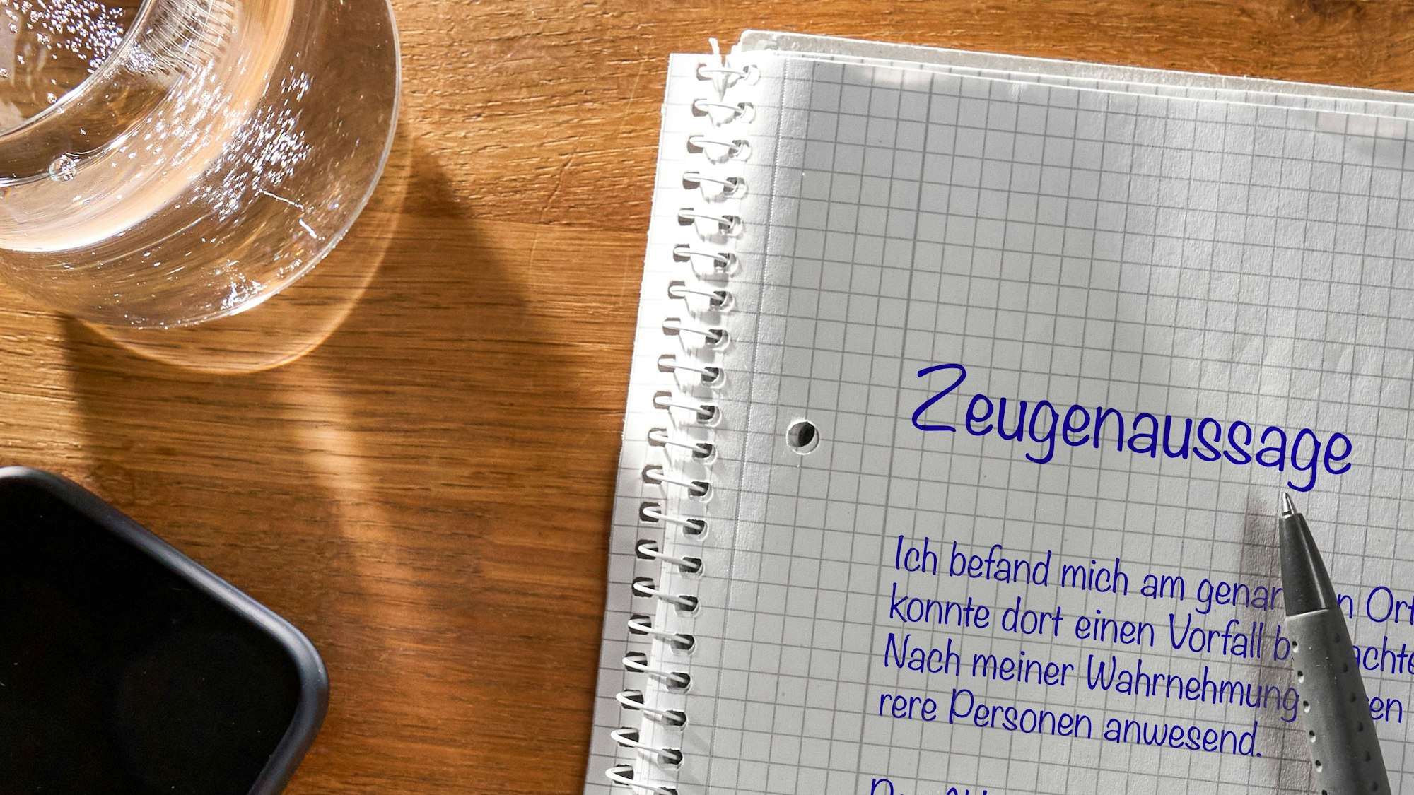 Notizblock, Stift, Wasserglas, Smartphone