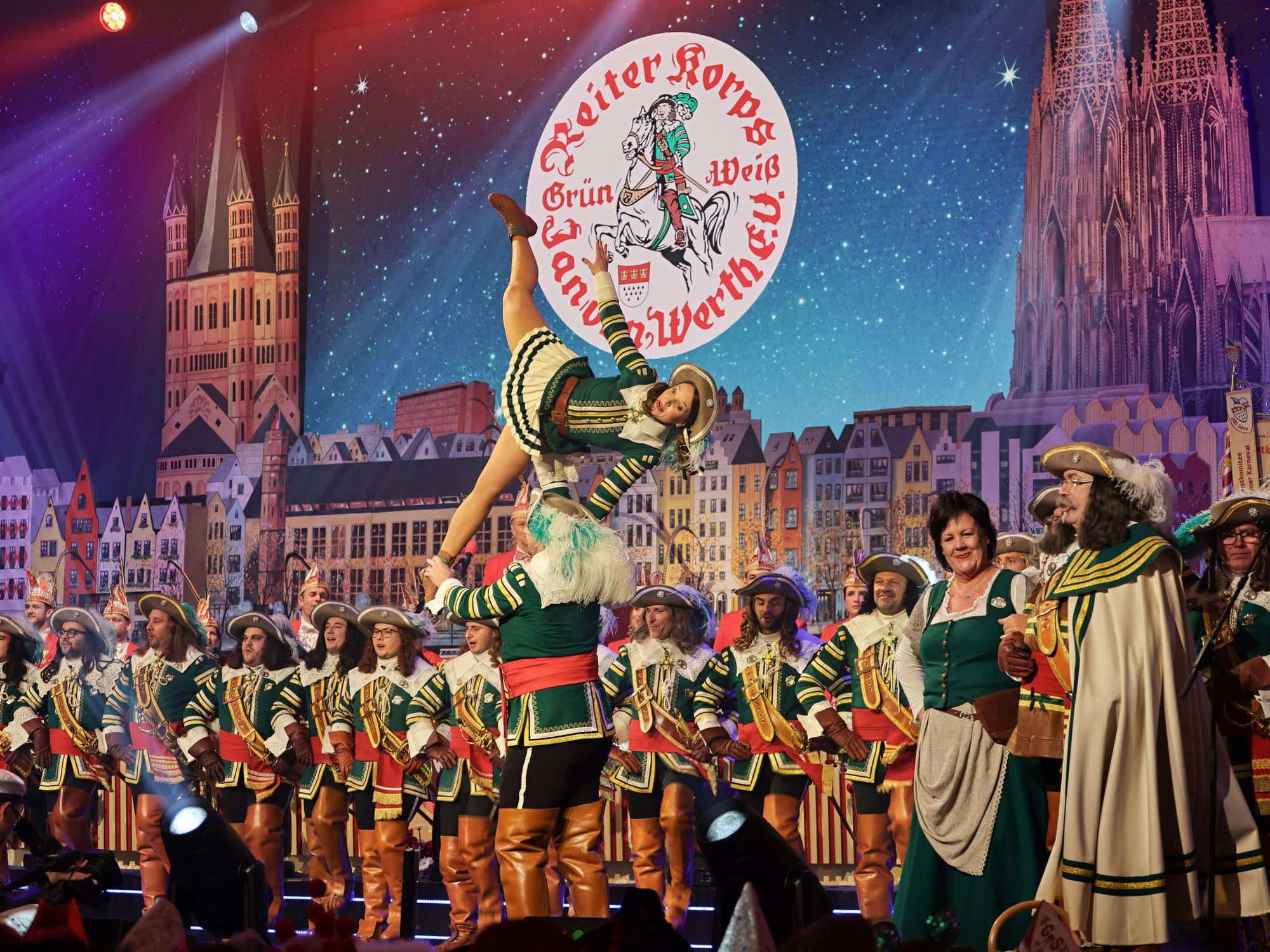 Das Reiter-Korps Jan von Werth steht auf der Bühne.