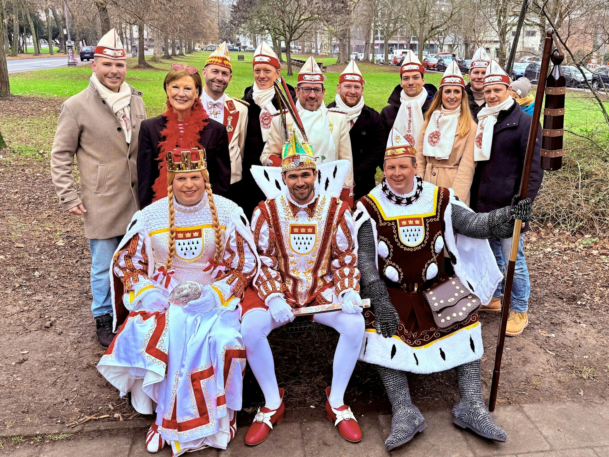 Das Dreigestirn sitzt auf seiner eigenen Bank.