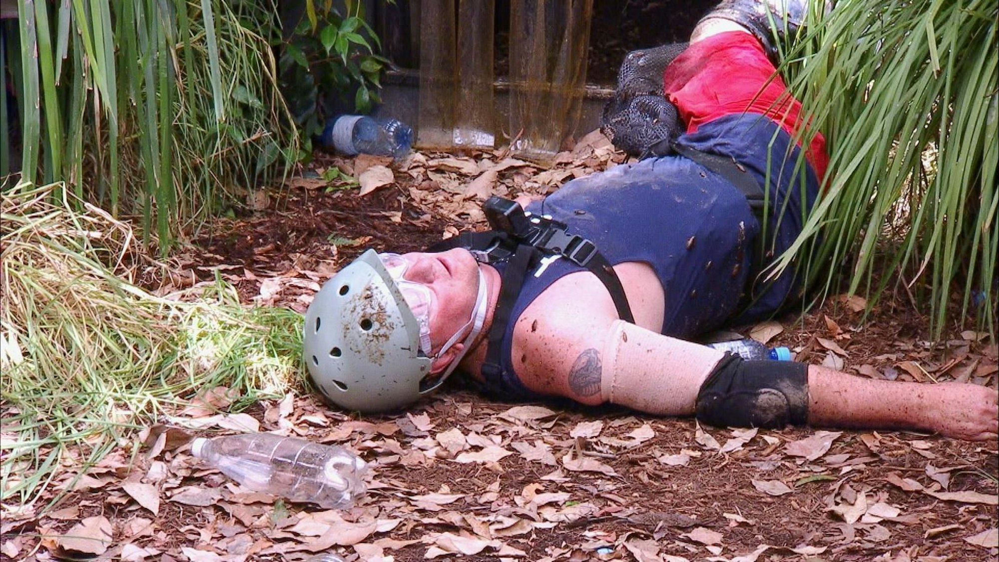 Hubert Fella fällt nach seiner Dschungelprüfung (zwei Sterne) erschöpft zu Boden. (Bild: RTL)