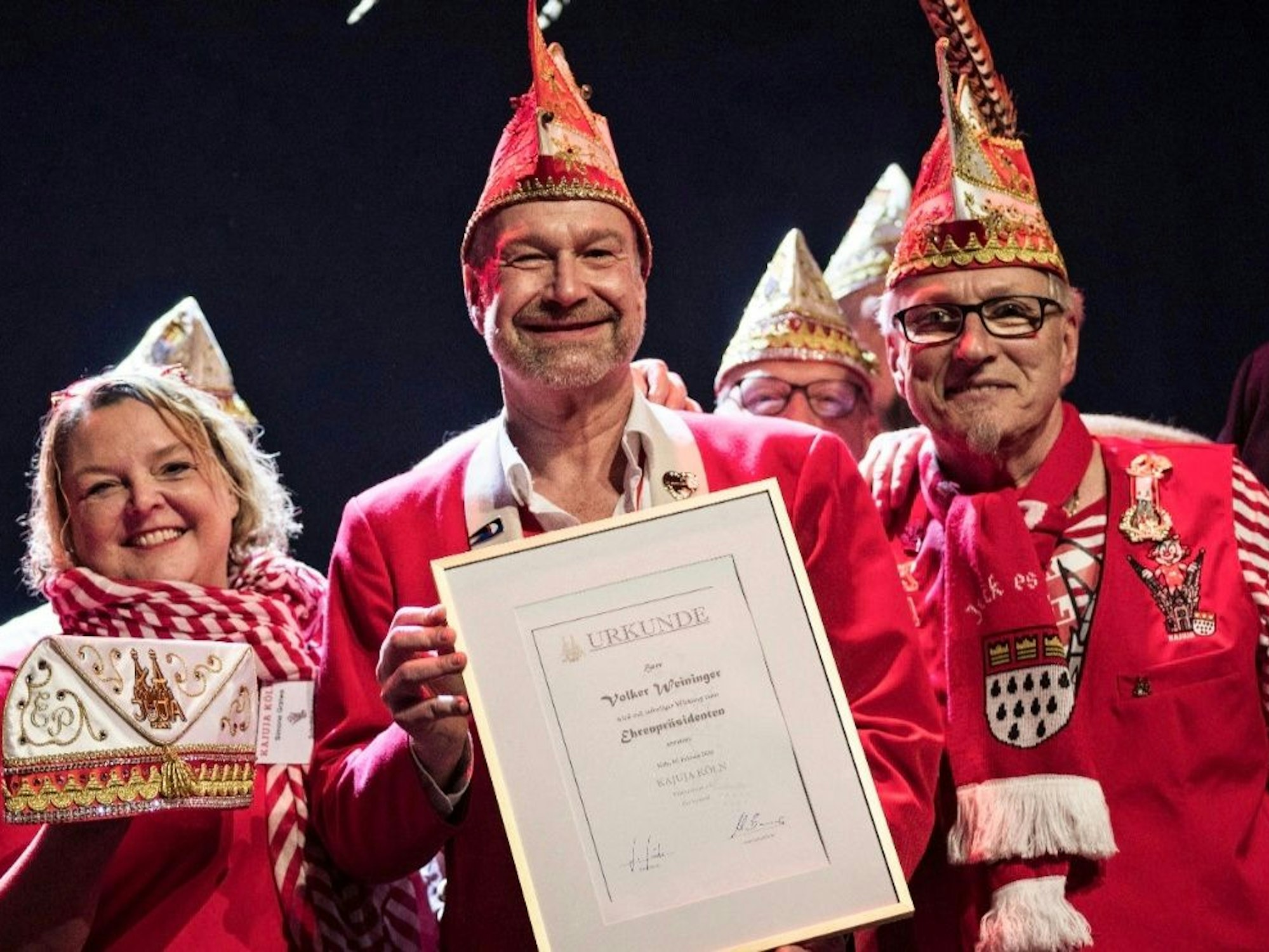 Volker Weininger erhält eine Urkunde von Jürgen Hauke.