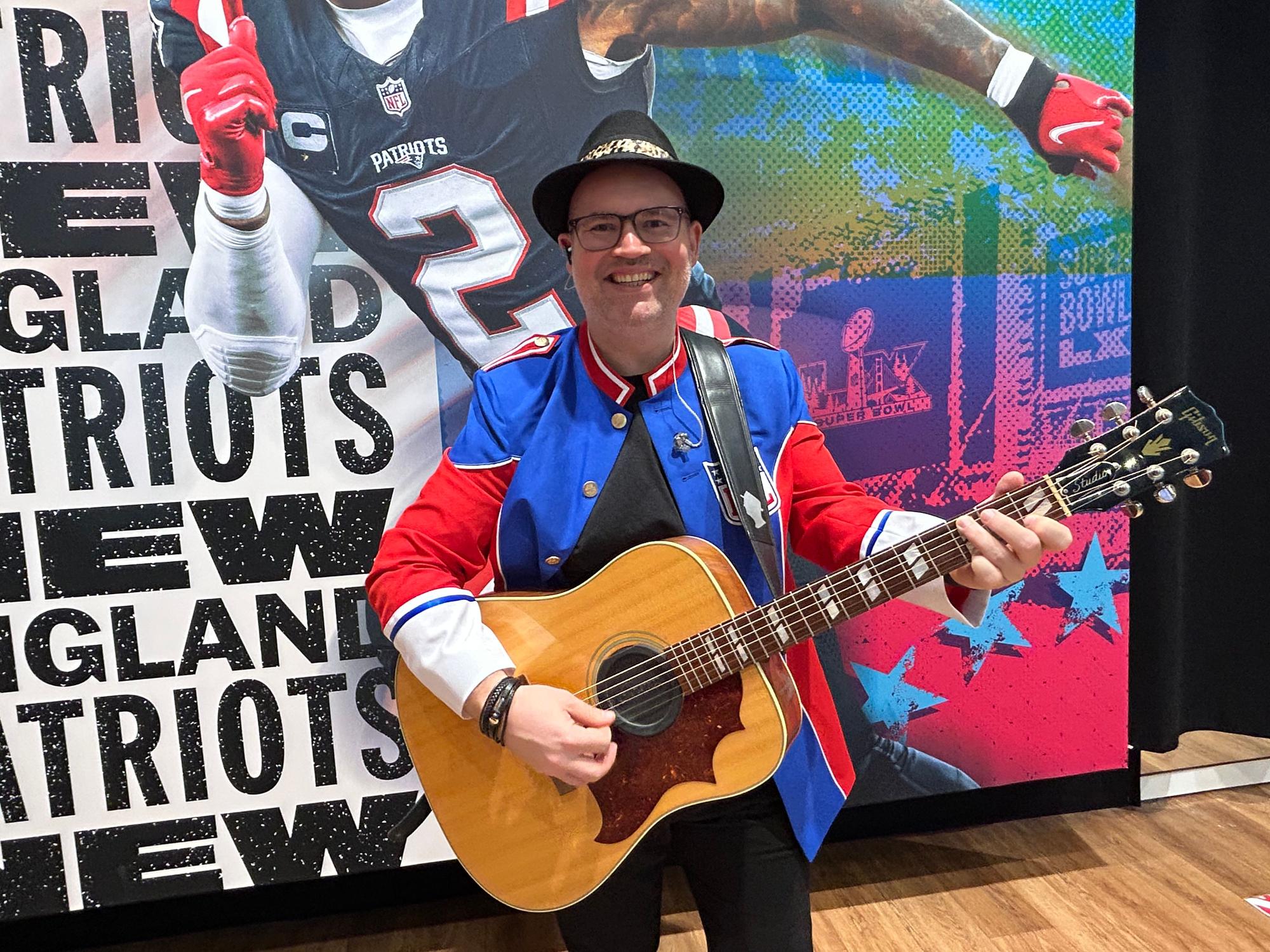 Musiker Björn Heuser steht mit Gitarre auf der Bühne.