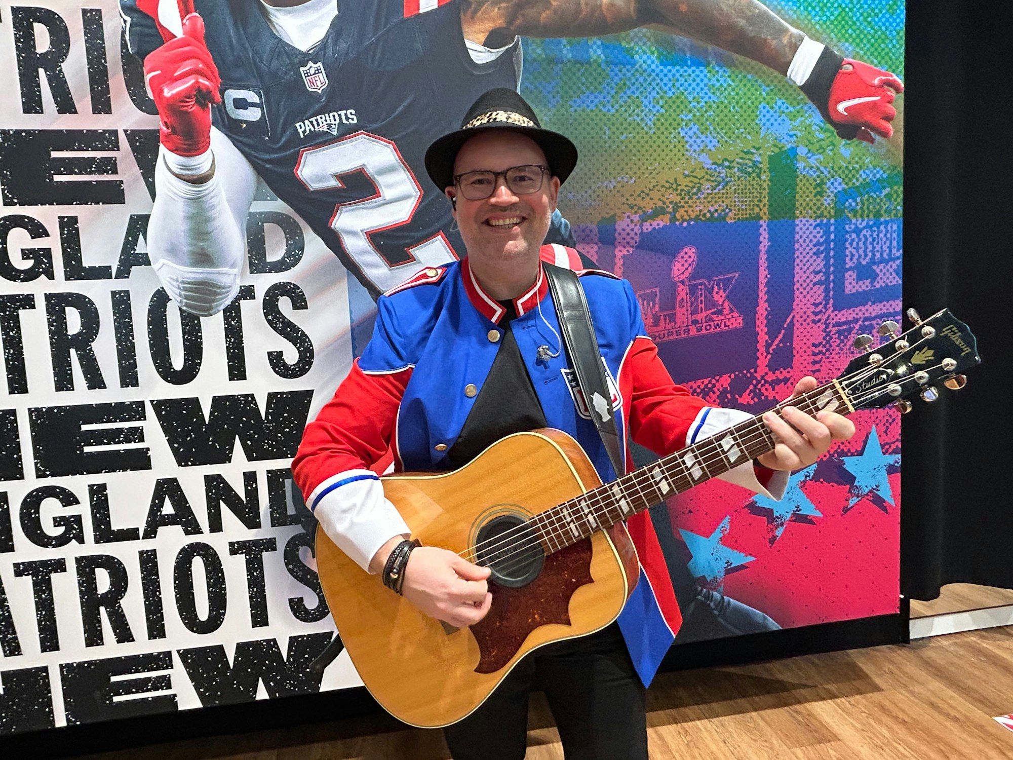 Musiker Björn Heuser steht mit Gitarre auf der Bühne.