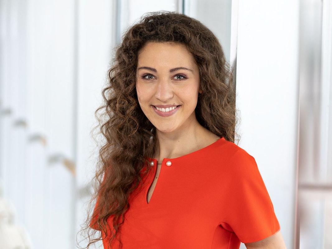 ARD und ZDF werden die Olympischen Winterspiele mit mehr als 200 Stunden Live-Berichterstattung in ihren linearen Hauptprogrammen sowie mit rund 1.400 Stunden in Livestreams übertragen - und Moderatorin Lena Kesting (31, ZDF) ist für „sportstudio live“ mittendrin. (Bild: ZDF / Jana Kay)