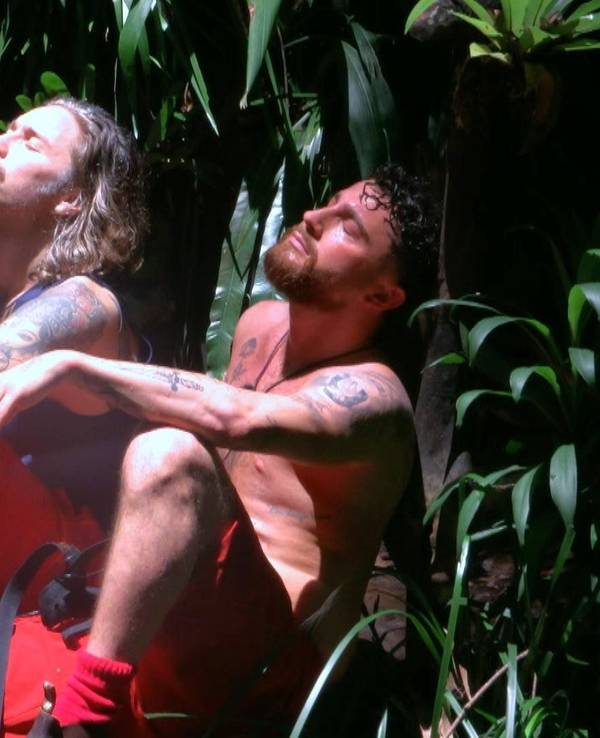 Gil Ofarim genießt mit Umut Tekin (r.) die Sonne im Dschungelcamp: Könnte Ofarim die Krone gewinnen?
