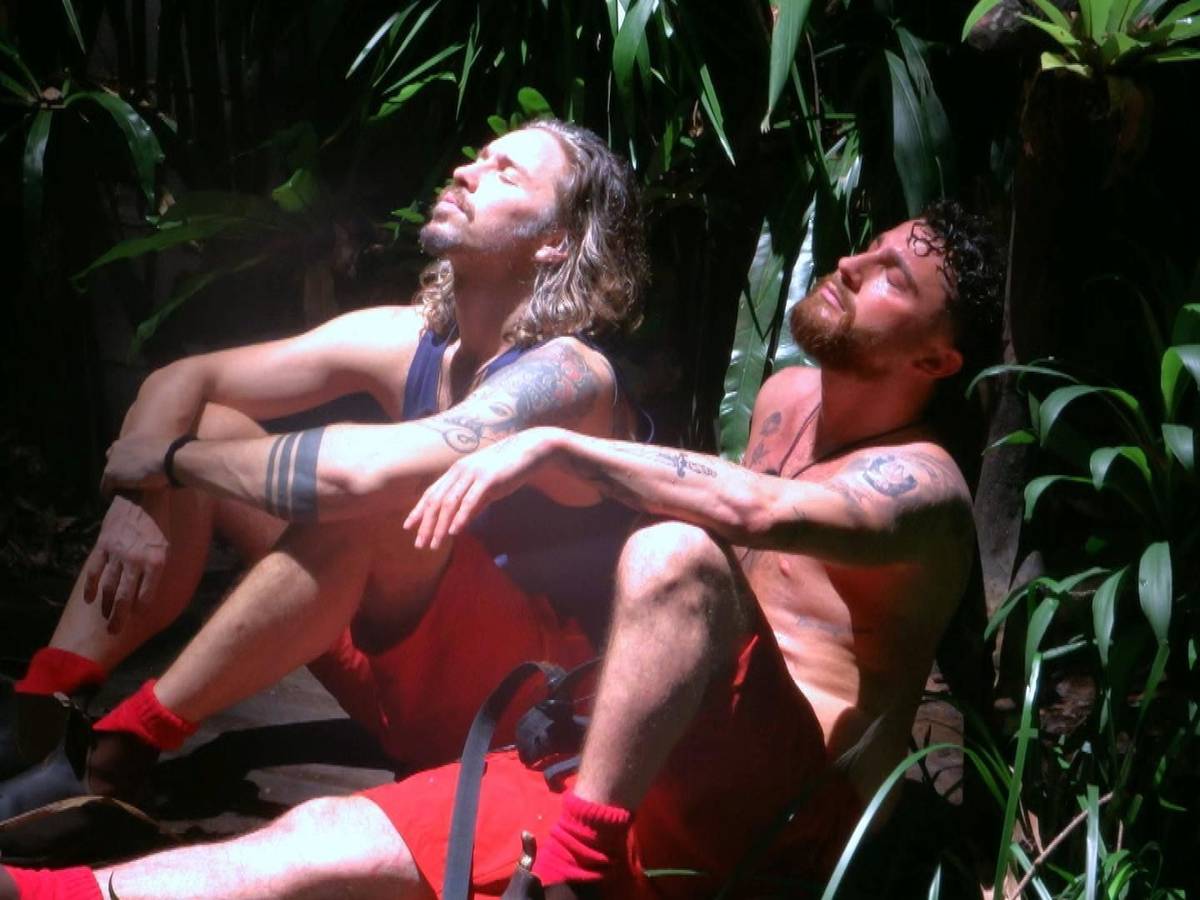 Gil Ofarim genießt mit Umut Tekin (r.) die Sonne im Dschungelcamp: Könnte Ofarim die Krone gewinnen?