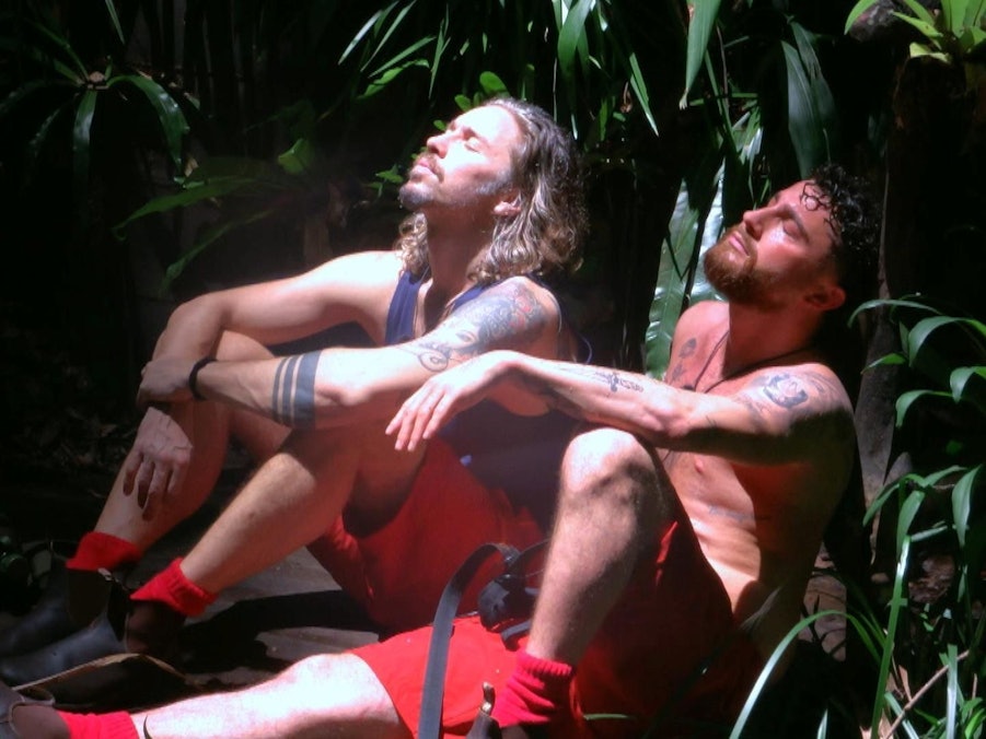 Gil Ofarim genießt mit Umut Tekin (r.) die Sonne im Dschungelcamp: Könnte Ofarim die Krone gewinnen?