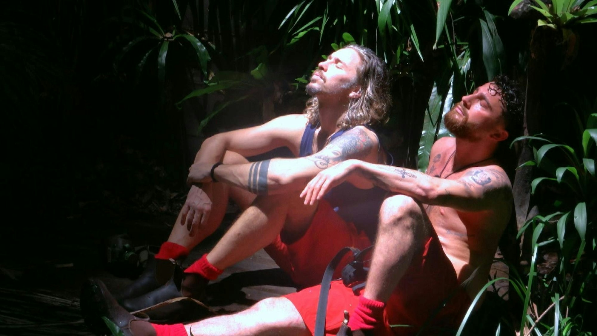 Gil Ofarim genießt mit Umut Tekin (r.) die Sonne im Dschungelcamp: Könnte Ofarim die Krone gewinnen?