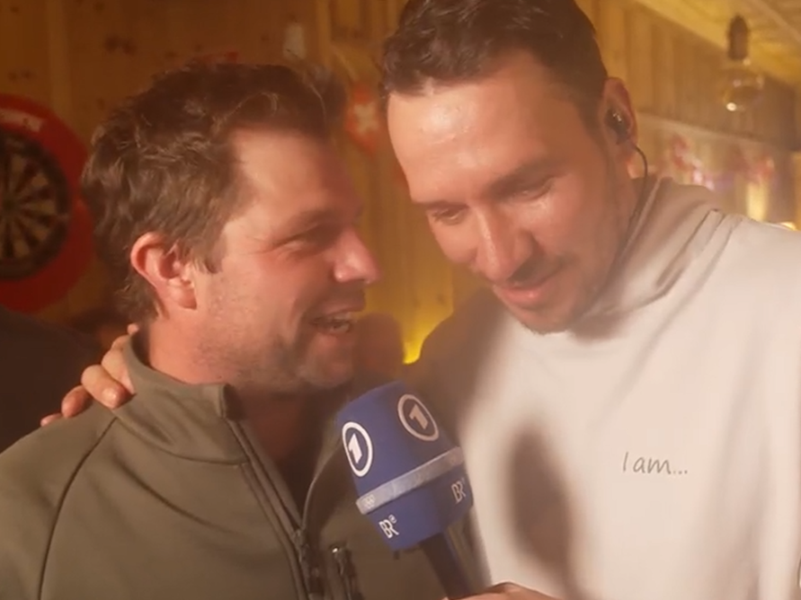 Felix Neureuther interviewt Beat Feuz bei den Olympischen Winterspielen 2026 im Schweizer Haus.