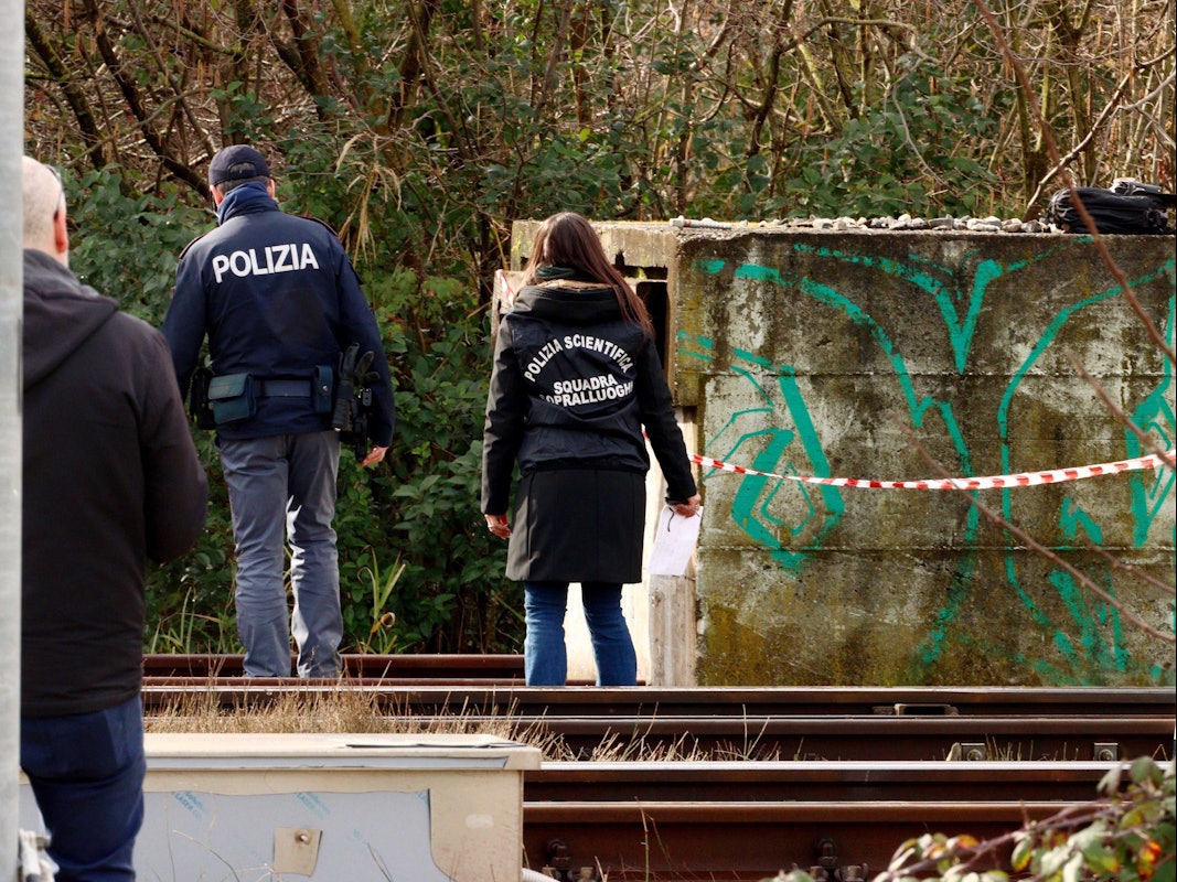 Polizeikräfte sind in der Nähe des Bahnhofs von Pesaro aktiv.