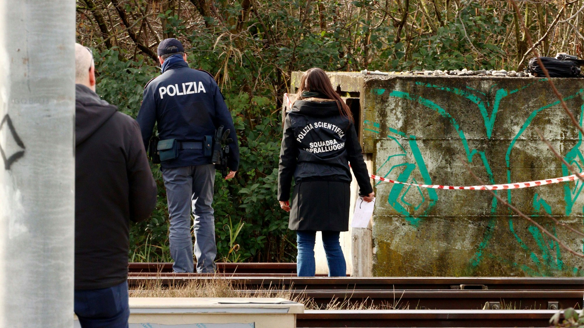 Polizeikräfte sind in der Nähe des Bahnhofs von Pesaro aktiv.