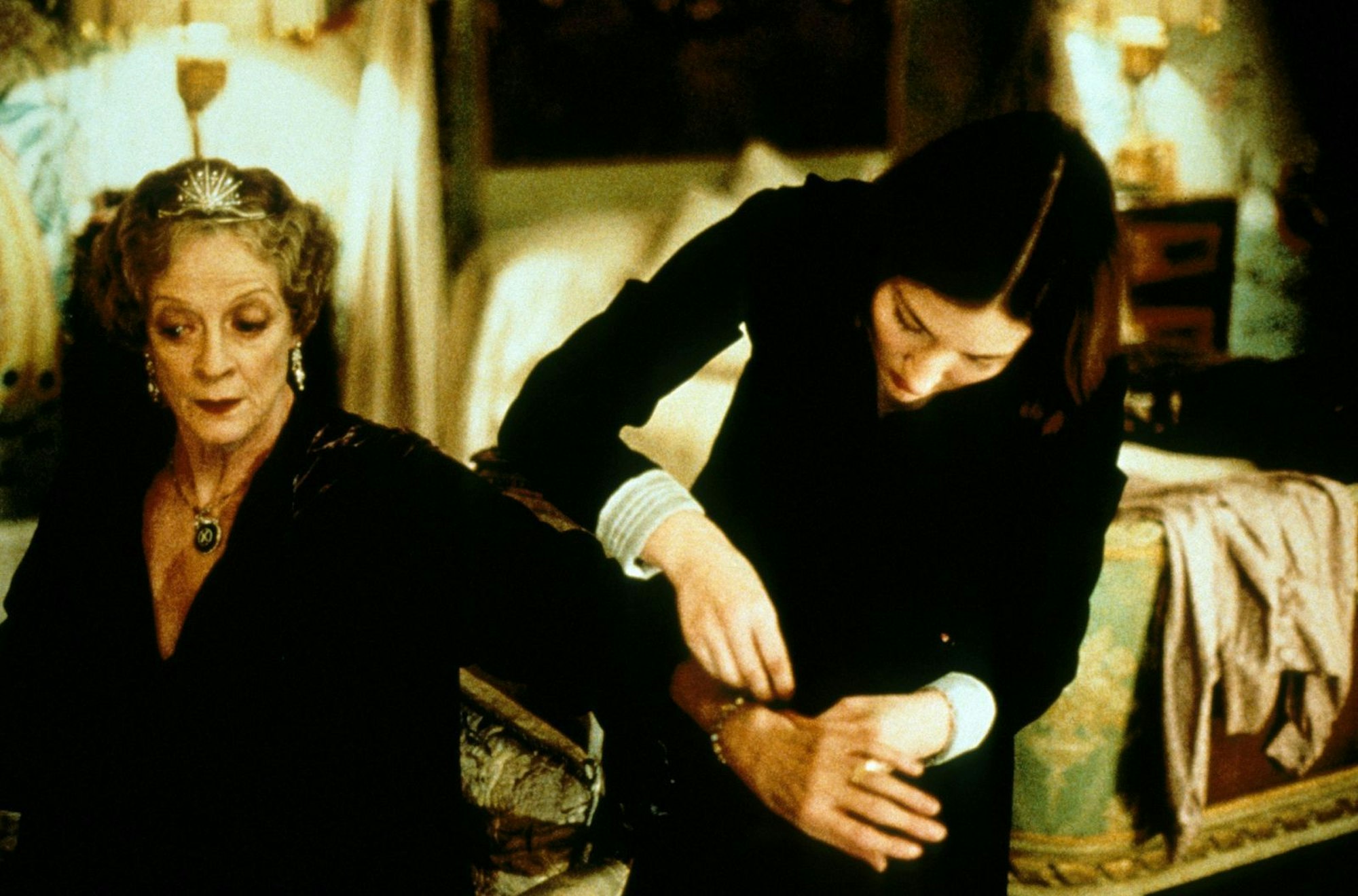 In Robert Altmans „Gosford Park“ - hier eine Szene mit Kelly McDonald (rechts, als Mary) und Maggie Smith (als Lady Constance) - treffen zwei unterschiedliche Welten aufeinander: die der Belle Etage und die des Dienstpersonals. (Bild: © Zestwick Ltd./Film Council/Sandcastle 5 Productions Inc)