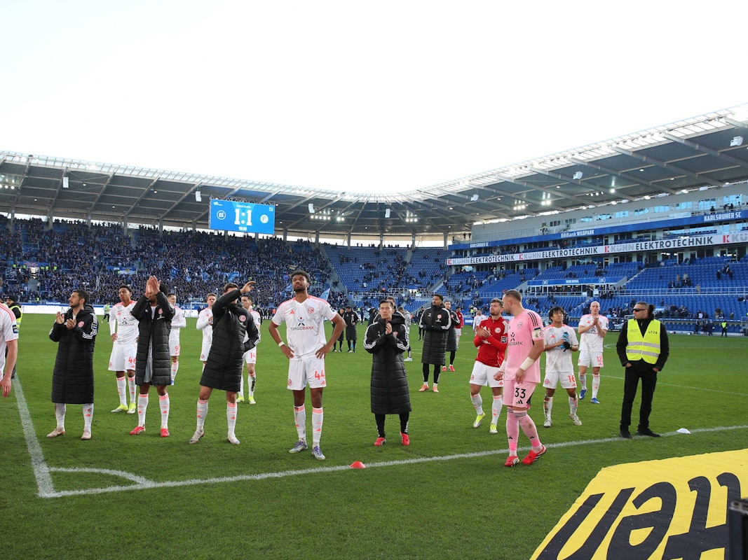 Die Spieler von Fortuna Düsseldorf gehen zu den eigenen Fans.