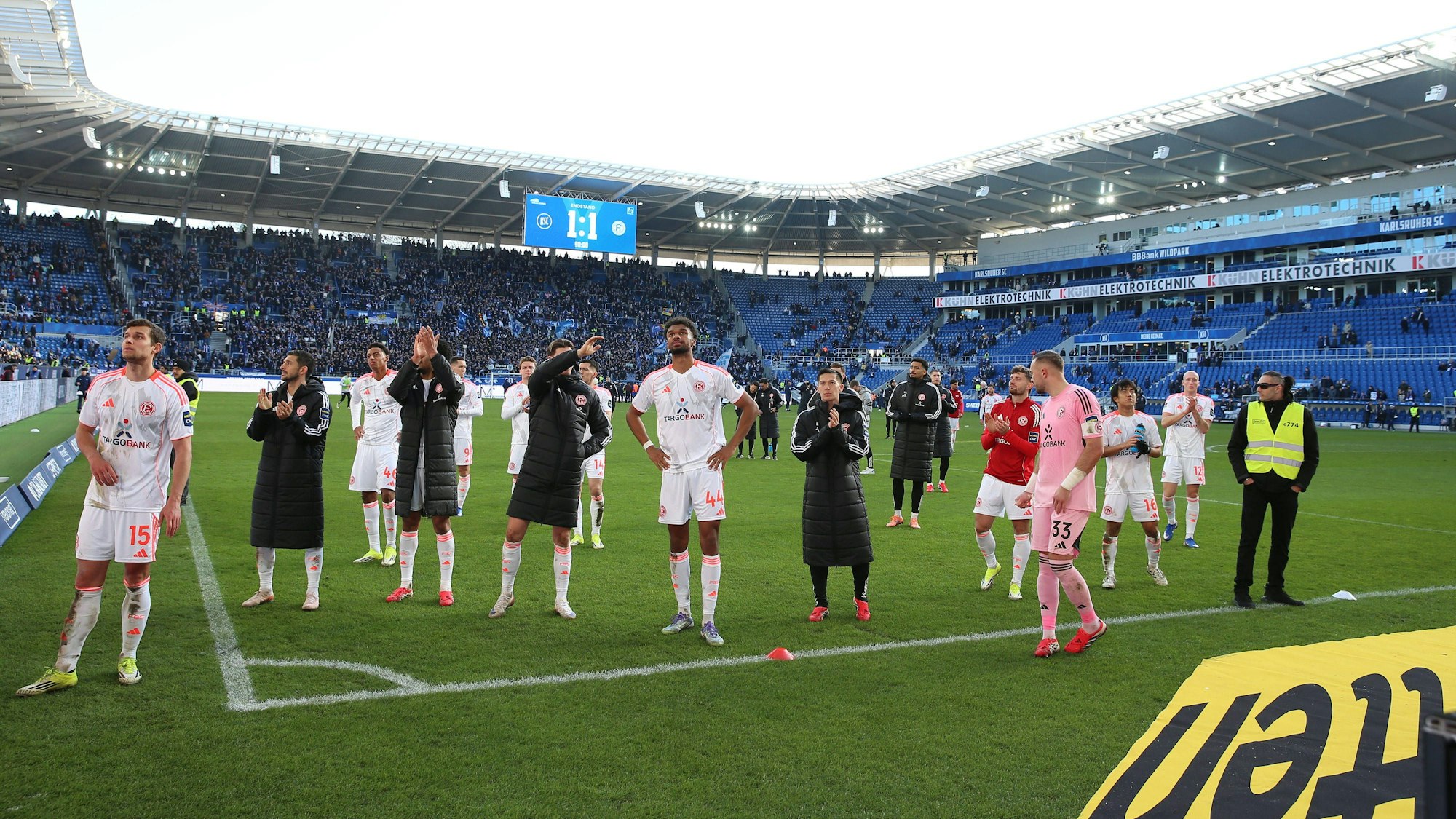 Die Spieler von Fortuna Düsseldorf gehen zu den eigenen Fans.