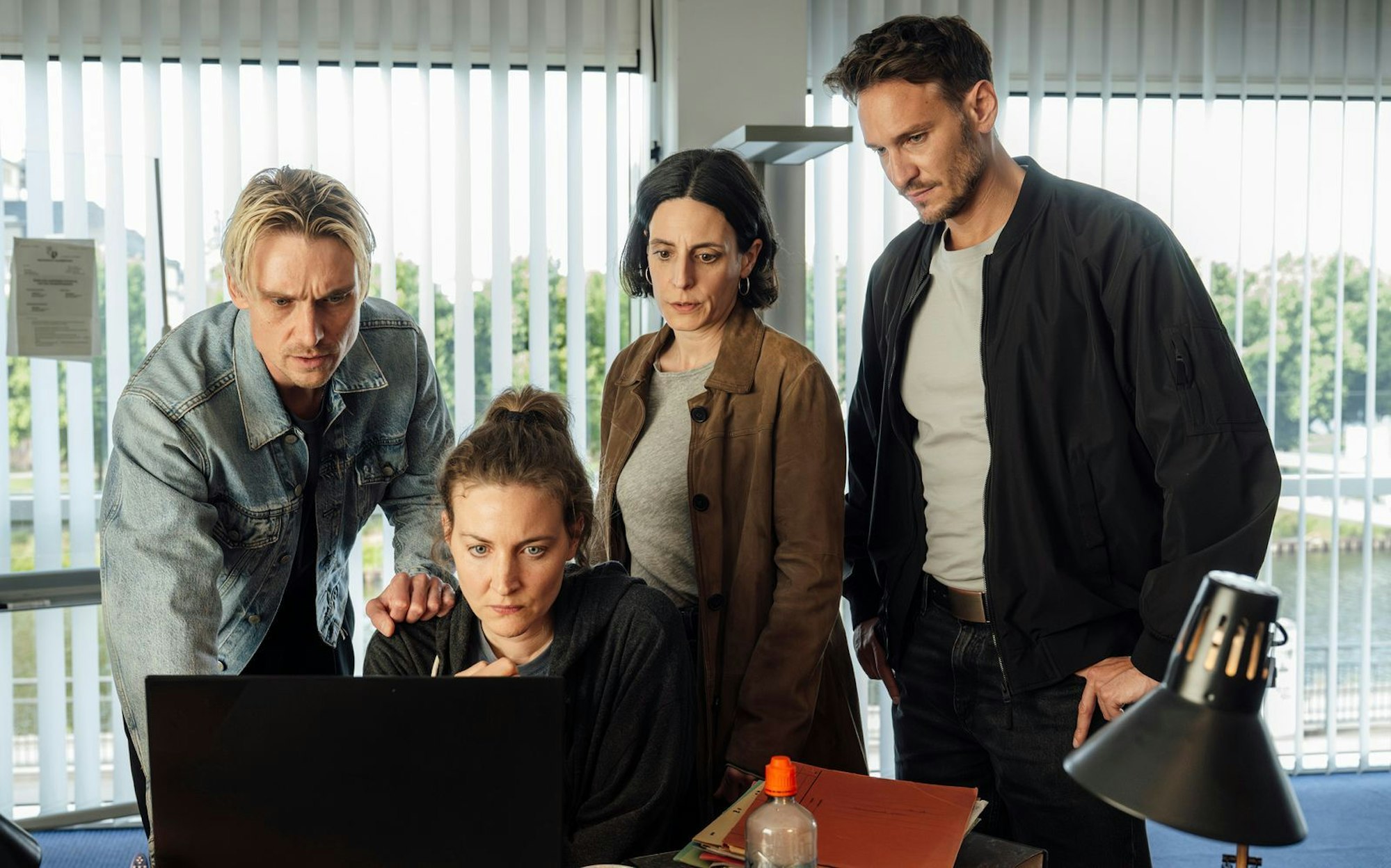 Das Team aus dem Saarbrücken-“Tatort“ (von links: Daniel Sträßer, Ines Marie Westernströer, Brigitte Urhausen und Vladimir Burlakov) ermittelte diesmal an der Nähe der französischen Grenze. (Bild: SR/Manuela Meyer)