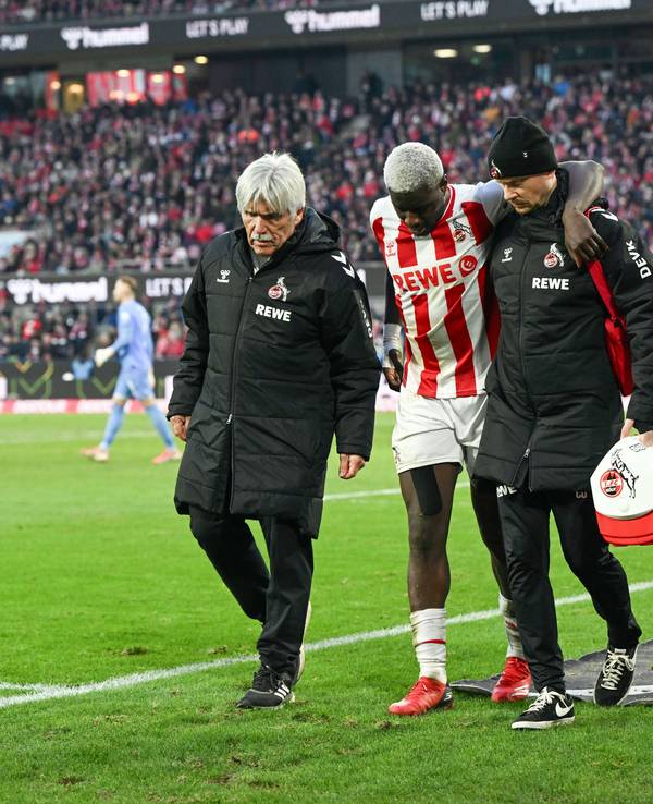 Ragnar Ache (M, 1. FC Köln) geht verletzt vom Platz.
