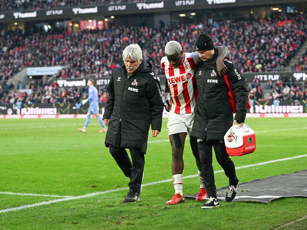 Ragnar Ache (M, 1. FC Köln) geht verletzt vom Platz.