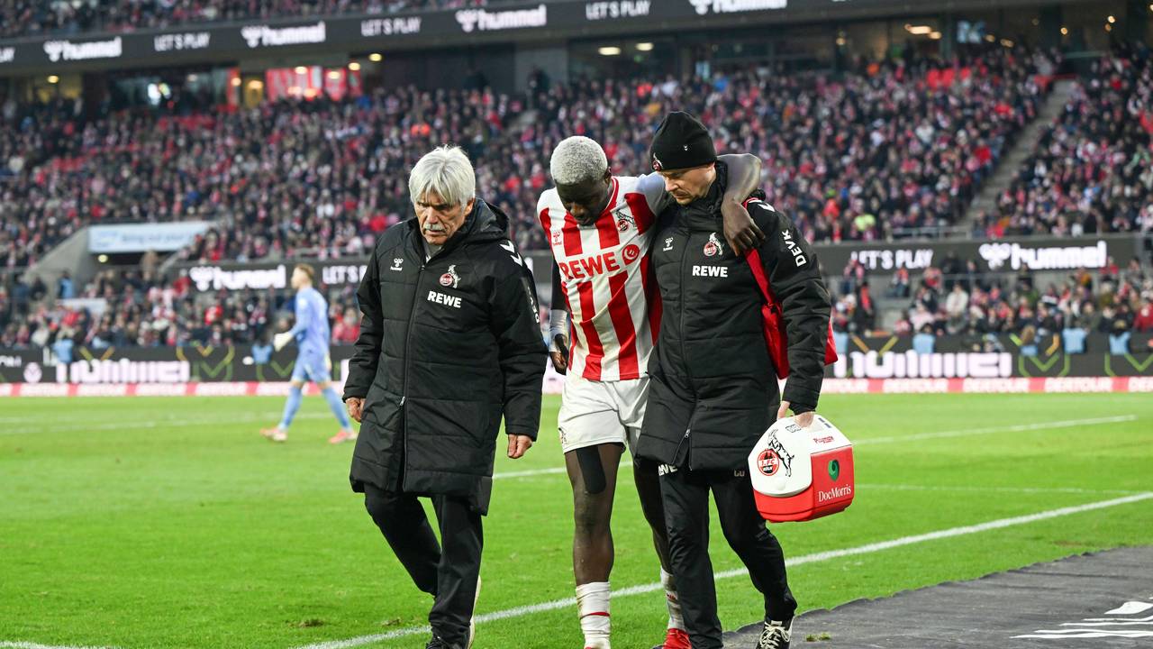 Ragnar Ache (M, 1. FC Köln) geht verletzt vom Platz.
