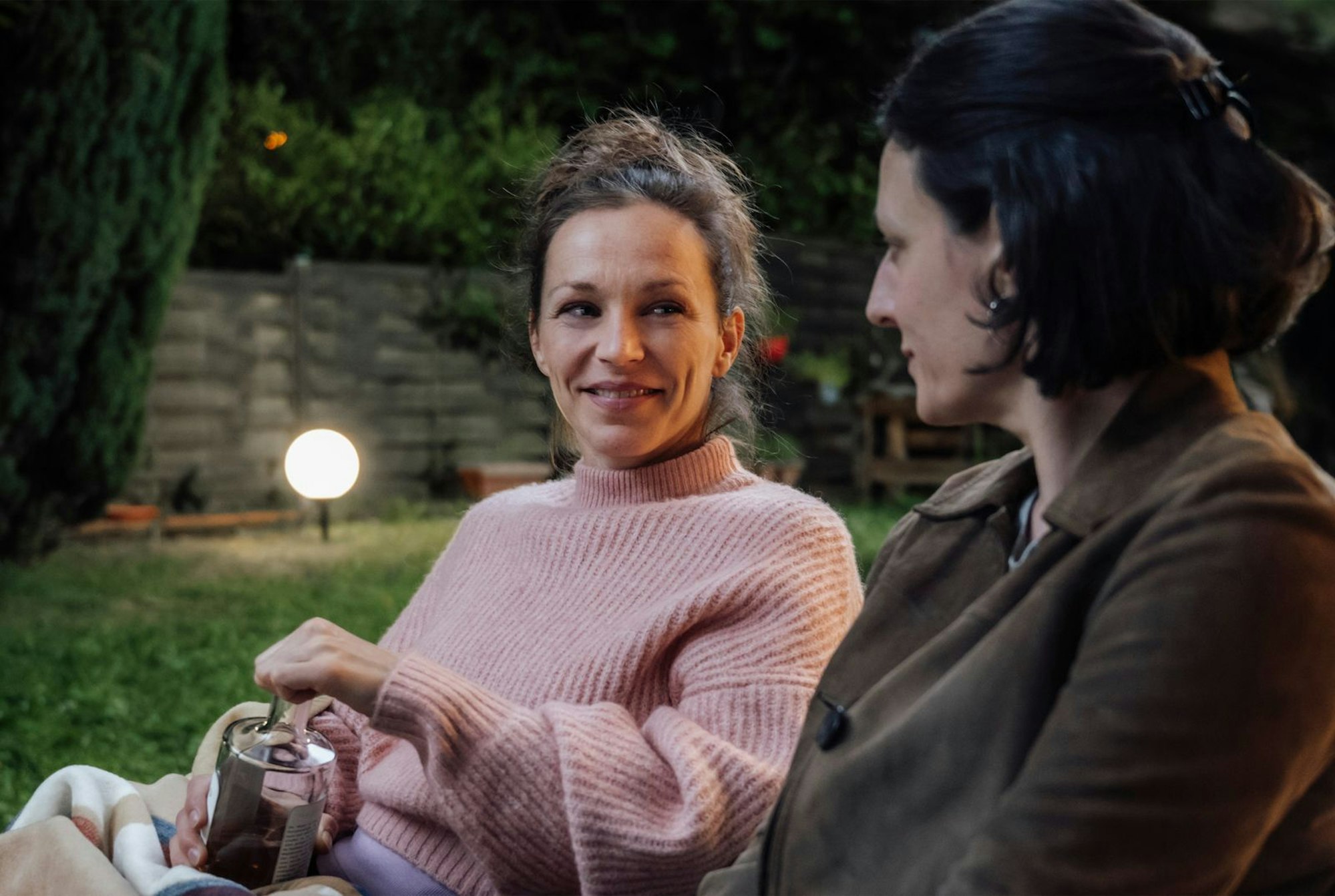 In ihrer Heimat traf Esther Baumann (Brigitte Urhausen, rechts) nach vielen Jahren wieder auf ihre einstige große Liebe Katja Scherf (Franziska Wulf). (Bild: SR/Manuela Meyer)