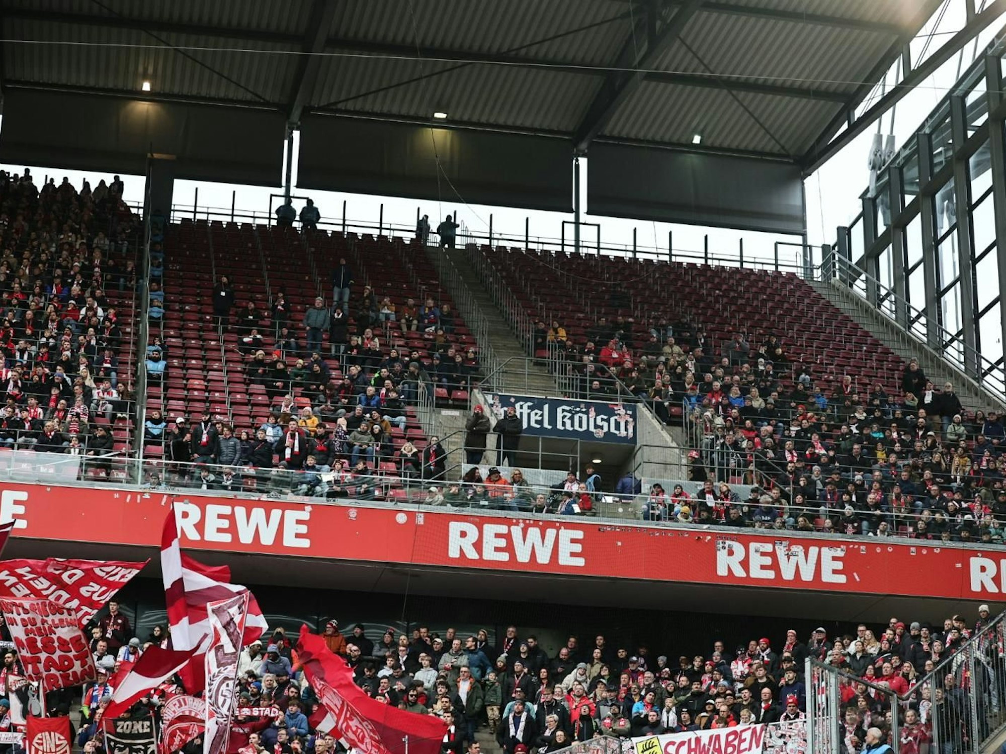 Leerer Oberrang in Köln: Aus Leipzig reisten nicht viele Fans mit.