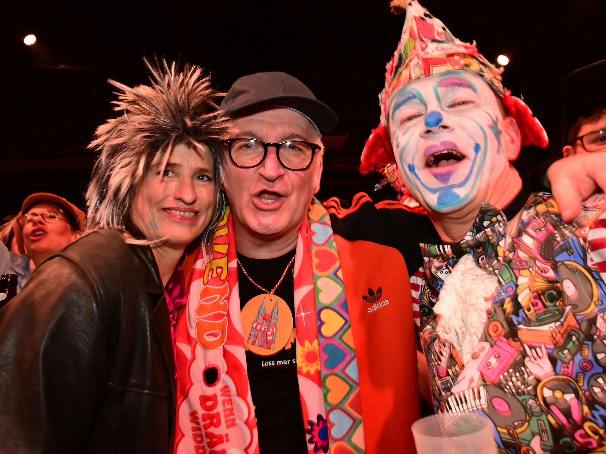 Georg Hinz feiert im Publikum „Loss mer singe“.