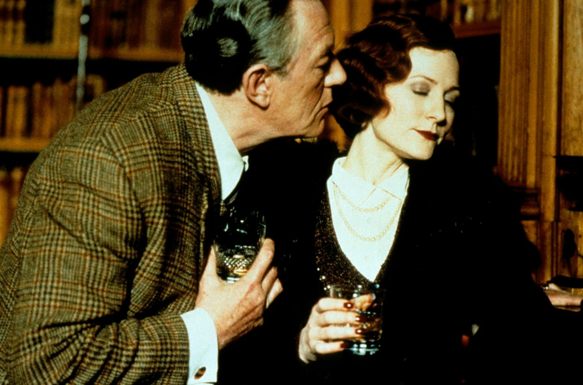Sir William (Michael Gambon) und seine Schwägerin Louisa Stockbridge (Geraldine Somerville) trinken einen Whisky zusammen. (Bild: © Zestwick Ltd./Film Council/Sandcastle 5 Productions Inc)