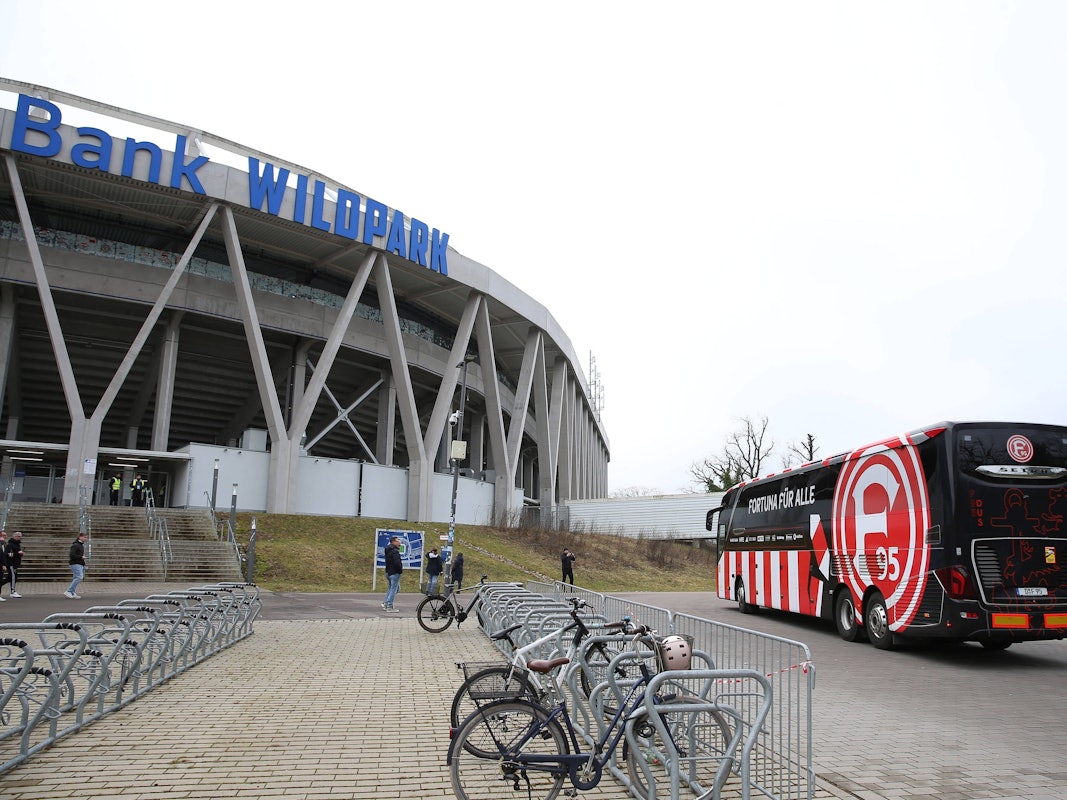 Der Mannschaftsbus von Fortuna Düsseldorf steht vor dem Karlsruher Wildpark.