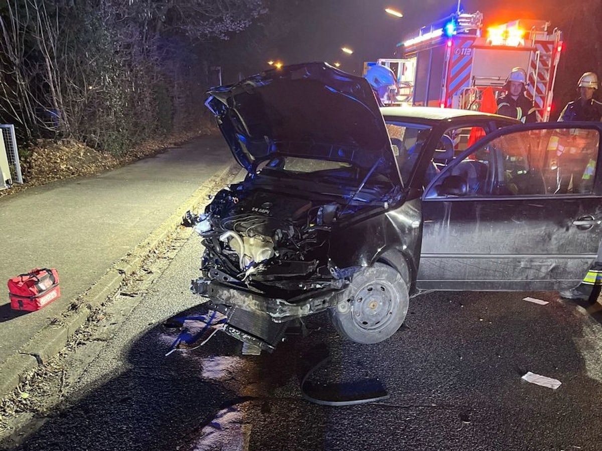 Auto kracht gegen Container und Stahlmast.