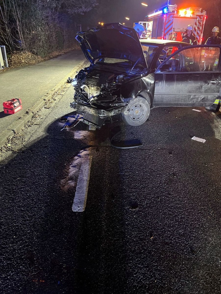 Auto kracht gegen Container und Stahlmast.