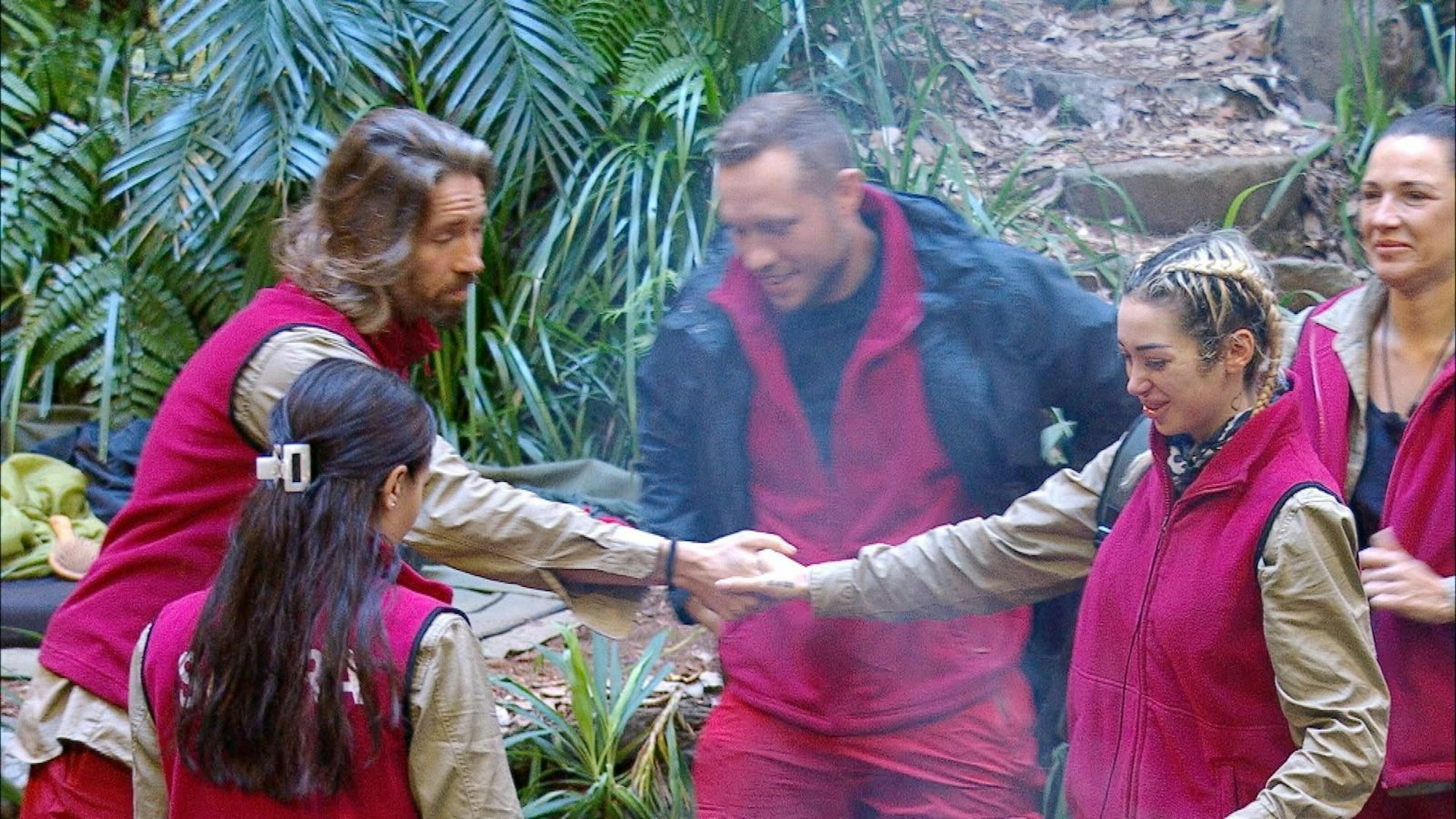 Nur widerwillig reicht Ariel Gil die Hand. (Bild: RTL)