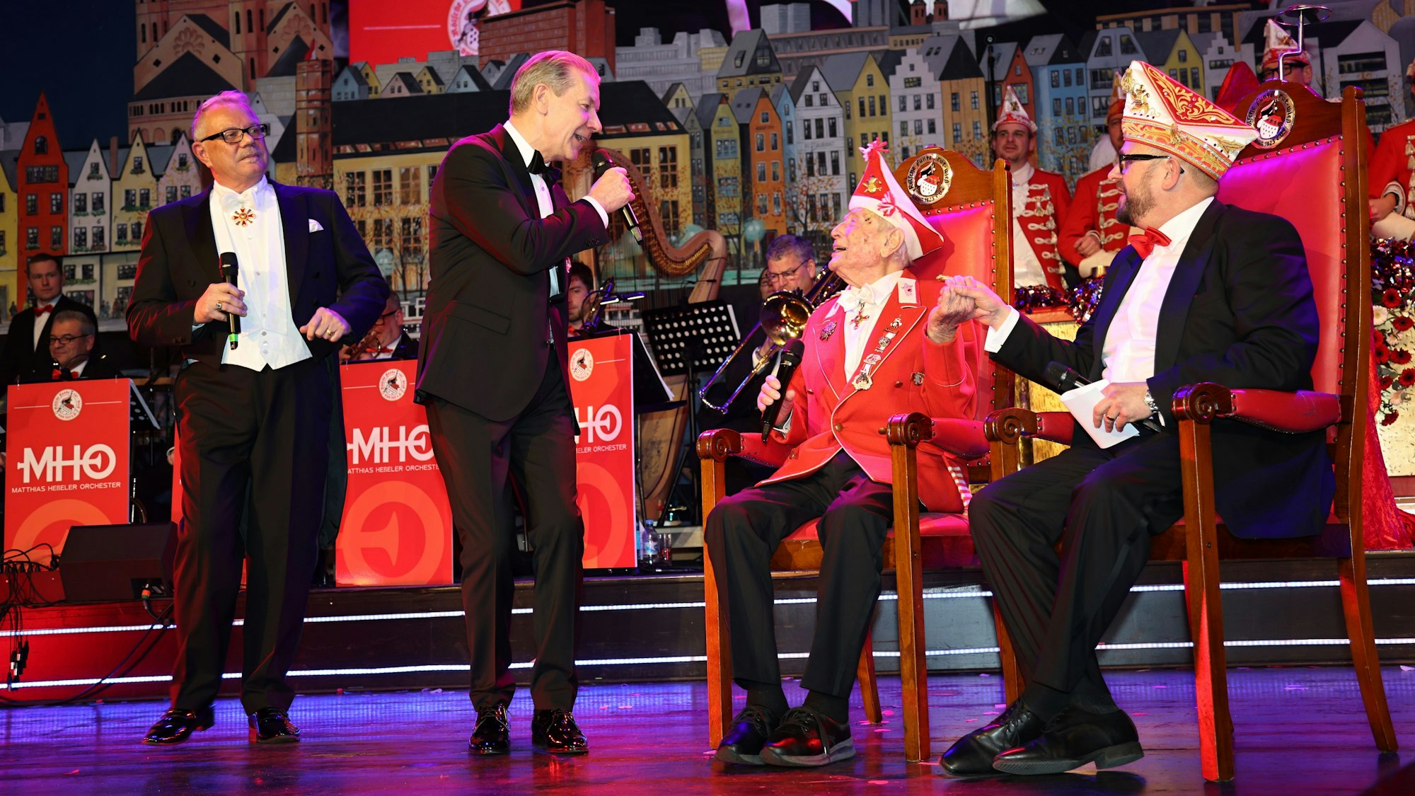 Jacky von Guretzky-Cornitz und Norbert Conrads singen für Ludwig Sebus.