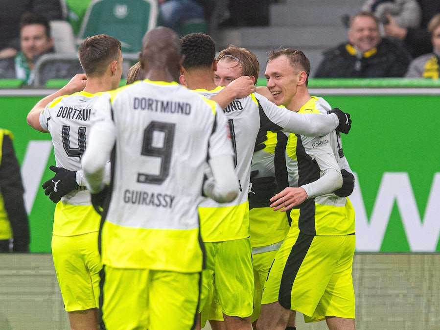 Julian Brandt, Nico Schlotterbeck und weitere Fußballer jubeln