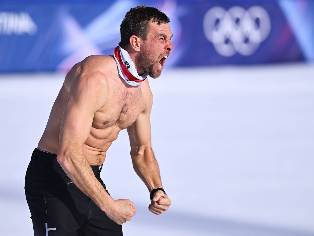 Benjamin Karl hat seinen Olympiasieg im Parallel-Riesenslalom auf dem Snowboard oberkörperfrei bejubelt.