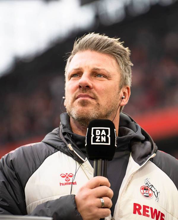 Lukas Kwasniok mit DAZN-Mikro in der Hand.