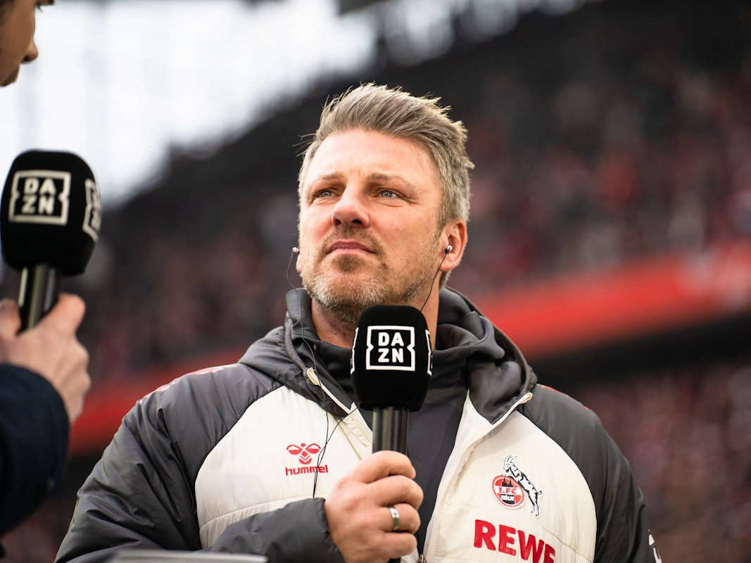 Lukas Kwasniok mit DAZN-Mikro in der Hand.