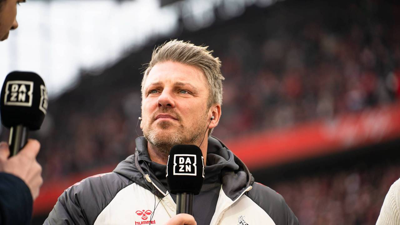 Lukas Kwasniok mit DAZN-Mikro in der Hand.