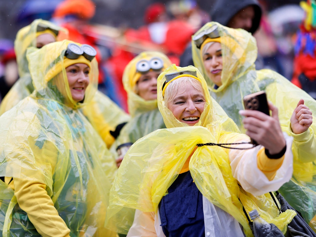 Zu Weiberfastnacht könnte es ziemlich nass werden (Archivbild).