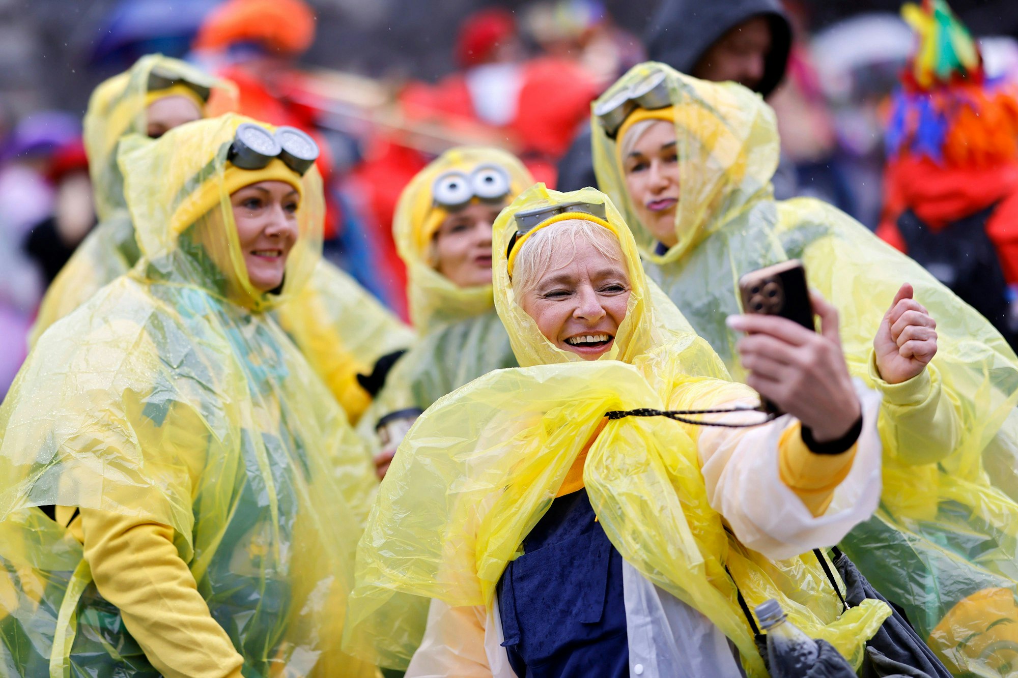 Zu Weiberfastnacht könnte es ziemlich nass werden (Archivbild).