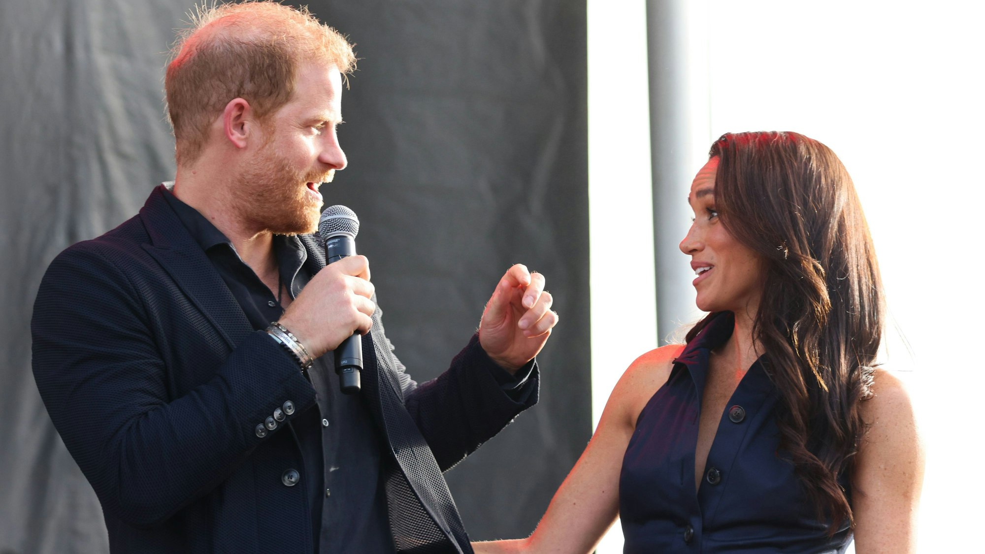 Prinz Harry und Herzogin Meghan sprechen.