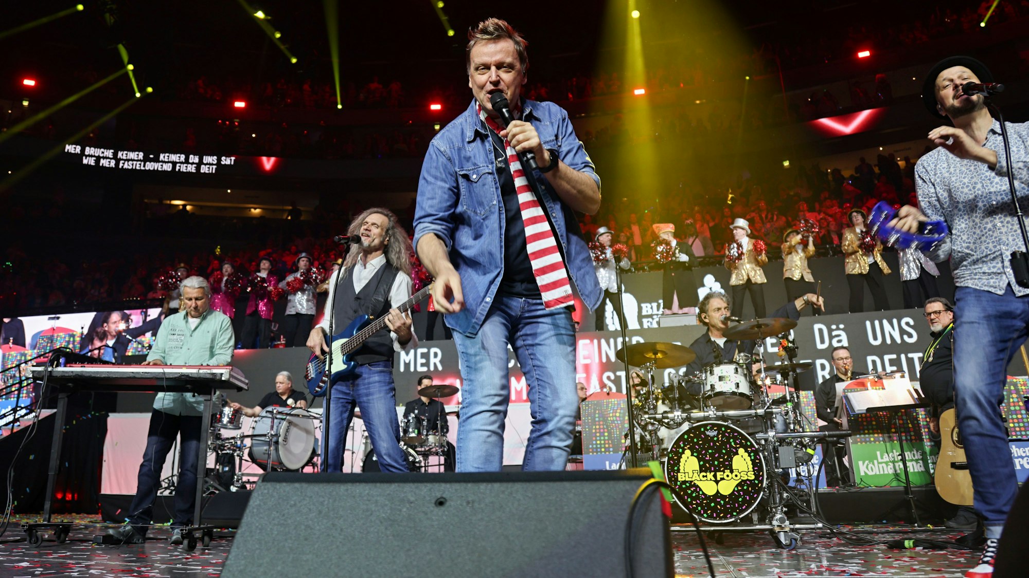 Die Bläck Fööss beim Auftritt auf der Bühne.