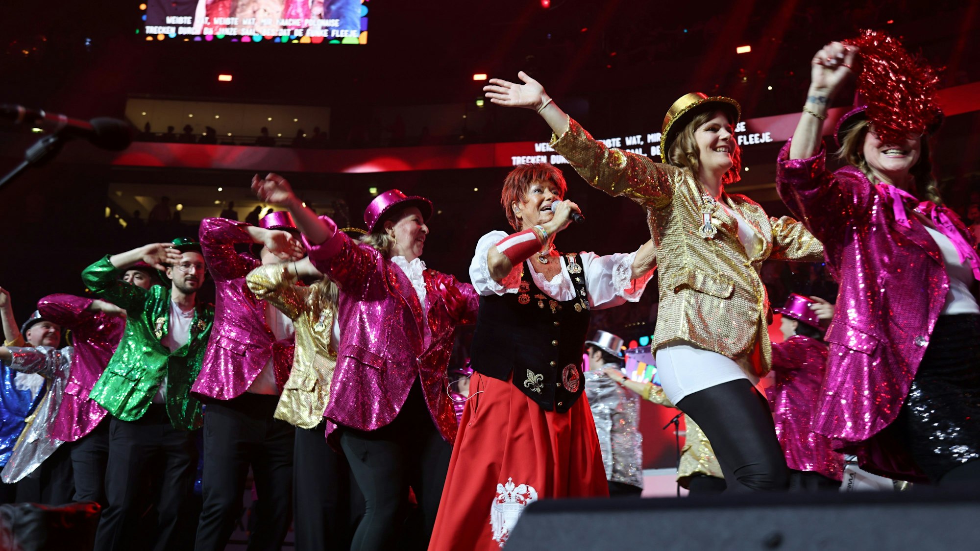 Marita Köllner bei der Polonaise mit dem Festkomitee-Elferrat.