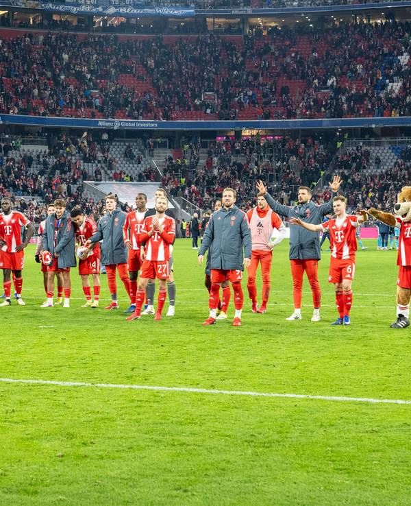 Die Bayern-Profis jubeln vor der Kurve.