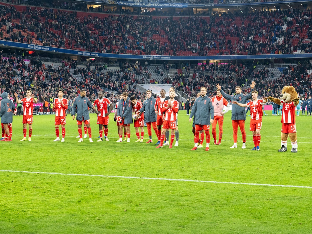 Die Bayern-Profis jubeln vor der Kurve.