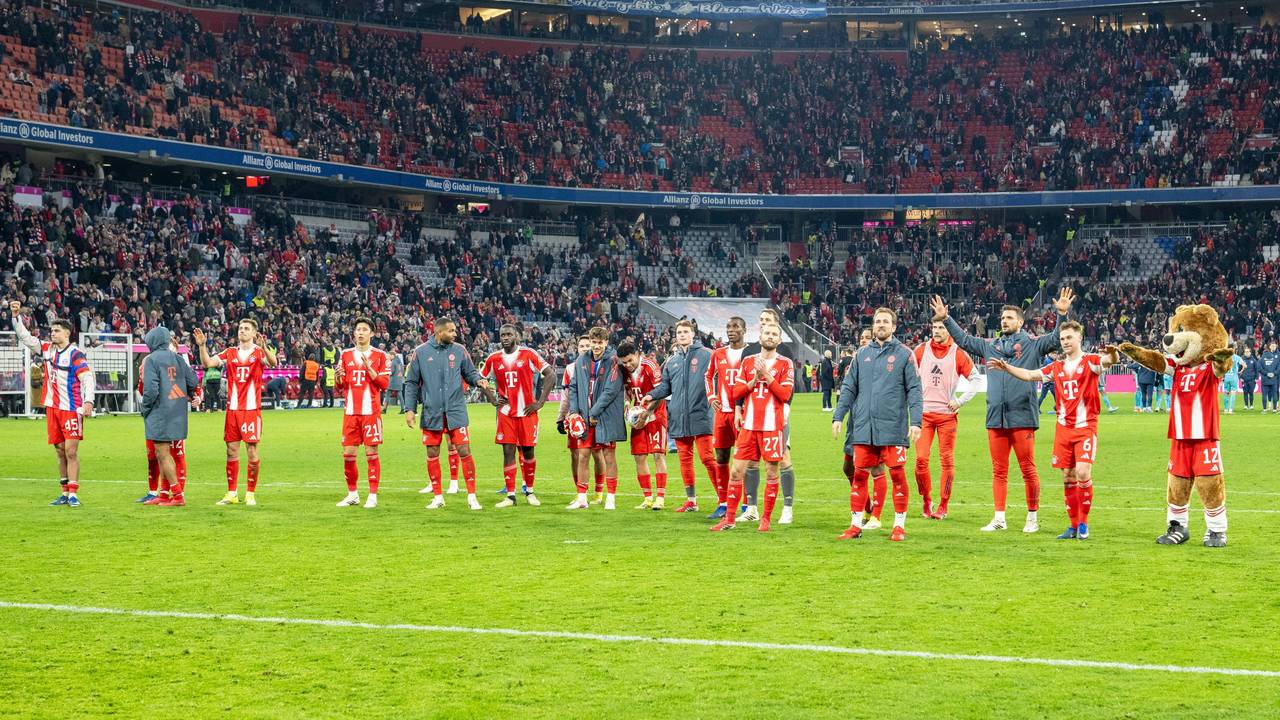 Die Bayern-Profis jubeln vor der Kurve.