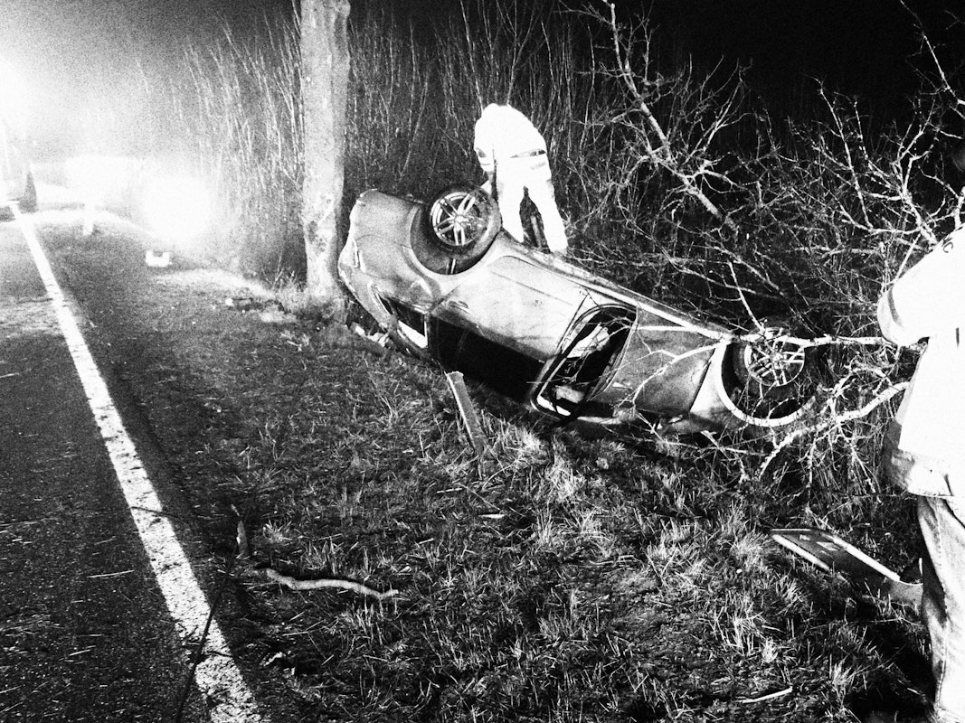 Das Auto wurde bei dem Unfall auf der L33 bei Erftstadt am Sonntagmorgen (8. Januar) komplett zerstört.